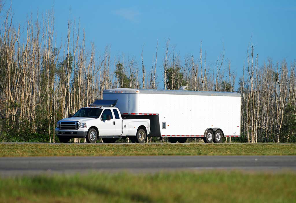 Heavy duty pickup truck and trailer